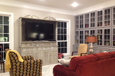 ジャクソンにあるラグジュアリーな広いトランジショナルスタイルのおしゃれなリビング (グレーの壁、磁器タイルの床、据え置き型テレビ) の写真