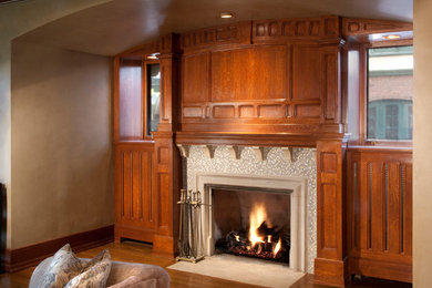 ミルウォーキーにあるトラディショナルスタイルのおしゃれな応接間 (ベージュの壁、無垢フローリング、コーナー設置型暖炉、木材の暖炉まわり) の写真