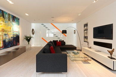 Imagen de salón moderno de tamaño medio con paredes blancas, chimenea lineal, marco de chimenea de yeso, pared multimedia y suelo blanco