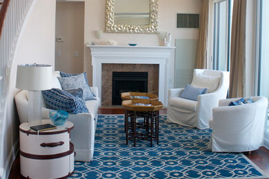Mittelgroßes, Repräsentatives, Offenes Maritimes Wohnzimmer mit weißer Wandfarbe, braunem Holzboden, Kamin und gefliester Kaminumrandung in Providence