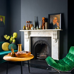 Idee per un soggiorno contemporaneo con sala formale, pareti nere e camino classico