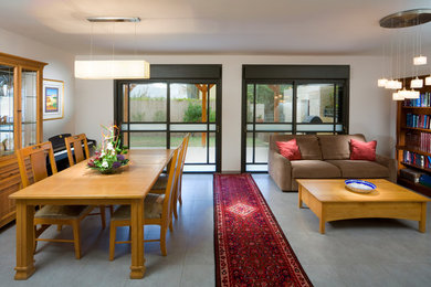 Example of a transitional living room design in Tel Aviv