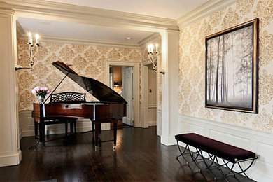 Foto de salón con rincón musical cerrado tradicional de tamaño medio sin chimenea y televisor con paredes multicolor y suelo de madera oscura