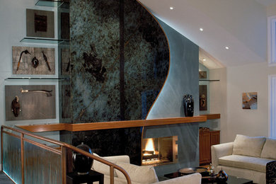Mittelgroßes, Repräsentatives Modernes Wohnzimmer mit weißer Wandfarbe, hellem Holzboden, Tunnelkamin und Kaminumrandung aus Stein in San Francisco