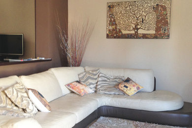 Ispirazione per un soggiorno moderno con pareti beige e pavimento con piastrelle in ceramica