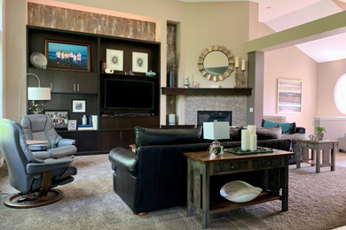 Living room photo in Cedar Rapids