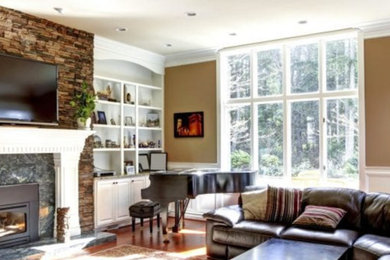 Diseño de salón para visitas cerrado clásico de tamaño medio sin televisor con paredes beige, suelo de madera en tonos medios, todas las chimeneas y suelo marrón