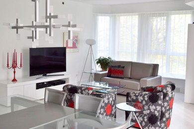 Diseño de salón para visitas abierto minimalista con paredes blancas, suelo de madera clara y televisor independiente