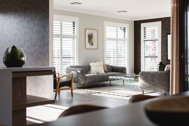 Пример оригинального дизайна: парадная, открытая гостиная комната среднего размера в современном стиле с серыми стенами, полом из керамогранита и серым полом без камина, телевизора