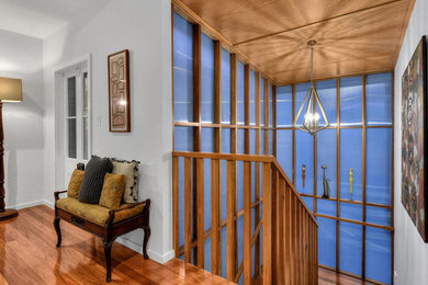 Wohnzimmer mit weißer Wandfarbe und braunem Holzboden in Brisbane