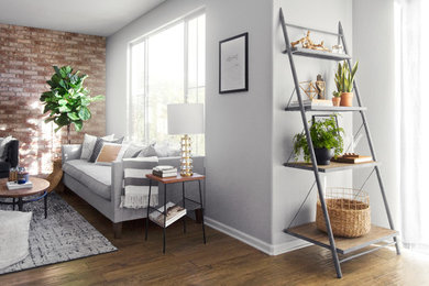 Immagine di un soggiorno minimalista con pavimento in legno massello medio
