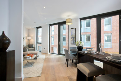 Kleines, Abgetrenntes Modernes Wohnzimmer mit grauer Wandfarbe, hellem Holzboden und braunem Boden in London