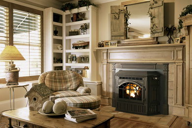 リトルロックにある高級な中くらいなトラディショナルスタイルのおしゃれなリビング (茶色い壁、濃色無垢フローリング、標準型暖炉、漆喰の暖炉まわり、テレビなし、茶色い床) の写真