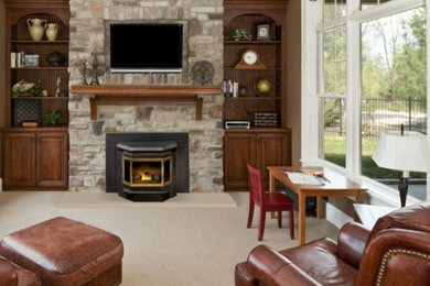 他の地域にある高級な中くらいなエクレクティックスタイルのおしゃれなリビング (白い壁、カーペット敷き、標準型暖炉、金属の暖炉まわり、テレビなし、ベージュの床) の写真