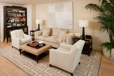 Foto de salón abierto minimalista de tamaño medio sin chimenea con paredes beige y suelo de madera clara