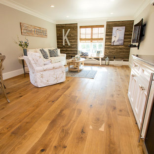 Kleines, Offenes Country Wohnzimmer ohne Kamin mit beiger Wandfarbe, hellem Holzboden und Wand-TV in Boston