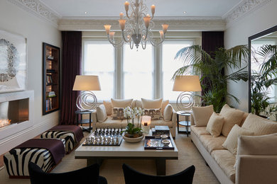 Стильный дизайн: парадная гостиная комната в стиле неоклассика (современная классика) с белыми стенами и горизонтальным камином - последний тренд