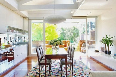 Kleines, Offenes Modernes Wohnzimmer mit weißer Wandfarbe, braunem Holzboden und braunem Boden in Sydney