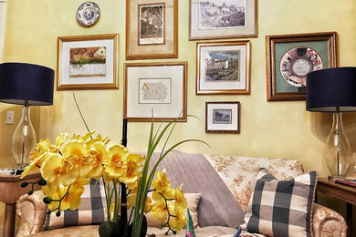 Ispirazione per un piccolo soggiorno shabby-chic style chiuso con libreria, pareti gialle, moquette e pavimento beige