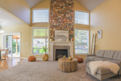 Example of a mid-century modern living room design in Portland