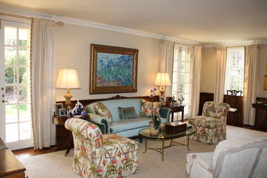 Imagen de salón para visitas cerrado clásico de tamaño medio sin chimenea y televisor con paredes beige y suelo de madera oscura