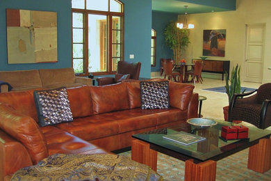 Ispirazione per un grande soggiorno minimal aperto con pareti blu, pavimento in gres porcellanato e pavimento beige