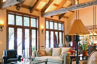 Idee per un grande soggiorno classico aperto con pareti beige, pavimento in legno massello medio e pavimento marrone