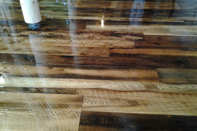 Diseño de salón rústico con suelo de madera en tonos medios