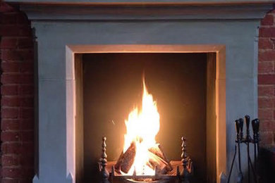 チェシャーにあるヴィクトリアン調のおしゃれなLDK (標準型暖炉、石材の暖炉まわり) の写真