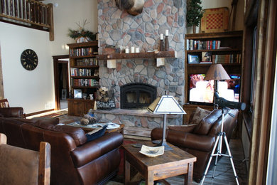 他の地域にある広いラスティックスタイルのおしゃれなリビング (白い壁、標準型暖炉、石材の暖炉まわり、テレビなし) の写真