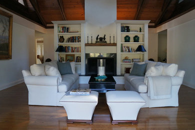 Example of a classic living room design in Chicago