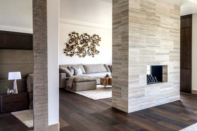 Foto di un ampio soggiorno moderno chiuso con pareti bianche, pavimento in gres porcellanato, camino bifacciale, cornice del camino piastrellata e TV a parete