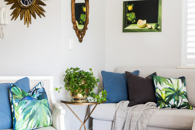 Immagine di un piccolo soggiorno chic aperto con pareti grigie, moquette, TV a parete e pavimento beige