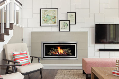 メルボルンにあるコンテンポラリースタイルのおしゃれなリビング (白い壁、濃色無垢フローリング、横長型暖炉、タイルの暖炉まわり、壁掛け型テレビ) の写真