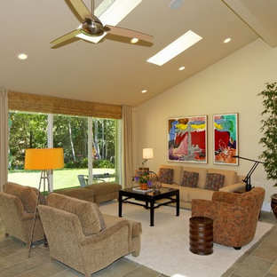 Immagine di un soggiorno chic di medie dimensioni e aperto con sala formale, pareti beige e pavimento in ardesia
