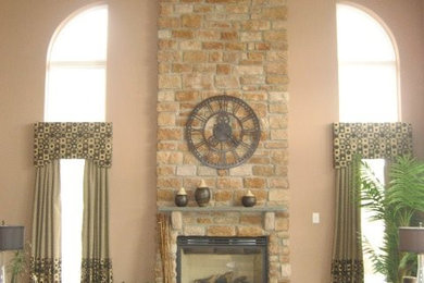 フィラデルフィアにあるお手頃価格のトラディショナルスタイルのおしゃれなLDK (ベージュの壁、濃色無垢フローリング、標準型暖炉、石材の暖炉まわり) の写真
