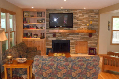 Diseño de salón abierto tradicional grande con paredes blancas, suelo de madera clara, todas las chimeneas, marco de chimenea de hormigón y televisor colgado en la pared