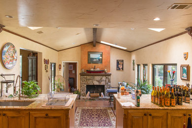 ダラスにある小さなトラディショナルスタイルのおしゃれなリビング (茶色い壁、セラミックタイルの床、標準型暖炉、石材の暖炉まわり、テレビなし、ベージュの床) の写真