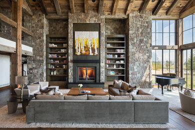 Fernseherlose, Offene Rustikale Bibliothek mit dunklem Holzboden, Kamin, Kaminumrandung aus Metall und Steinwänden in Jackson