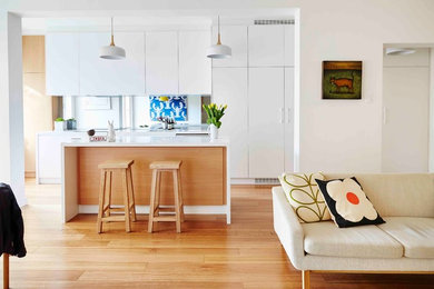 Kleines Modernes Wohnzimmer mit braunem Holzboden in Sydney