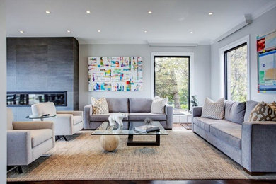 This is an example of a contemporary living room in Montreal.