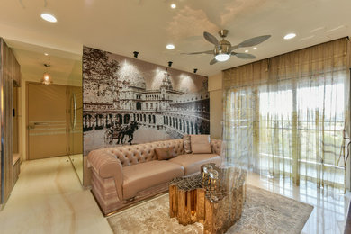 ムンバイにある小さなコンテンポラリースタイルのおしゃれな独立型リビング (ベージュの壁、ベージュの床、アクセントウォール) の写真