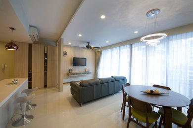 Modern inredning av ett mellanstort allrum med öppen planlösning, med beige väggar, klinkergolv i keramik och en väggmonterad TV