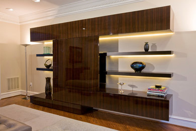 Imagen de salón moderno grande con paredes blancas y suelo de madera en tonos medios