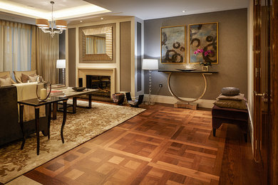 Diseño de salón abierto actual de tamaño medio con paredes grises, suelo de madera en tonos medios, todas las chimeneas, marco de chimenea de madera y televisor retractable
