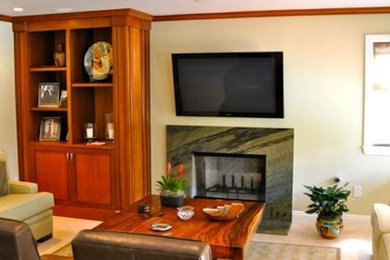ロサンゼルスにある広いトラディショナルスタイルのおしゃれなLDK (ベージュの壁、セラミックタイルの床、標準型暖炉、石材の暖炉まわり、壁掛け型テレビ、ベージュの床) の写真