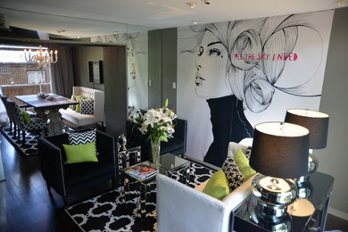 На фото: парадная, открытая гостиная комната среднего размера в современном стиле с серыми стенами и темным паркетным полом