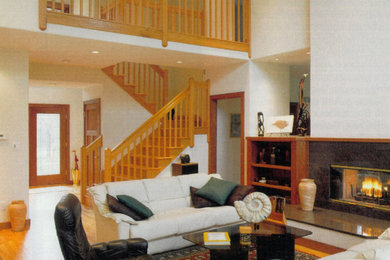 Imagen de salón para visitas abierto de tamaño medio sin televisor con paredes blancas y suelo de madera en tonos medios