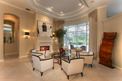 Klassisches Wohnzimmer mit beiger Wandfarbe in Miami