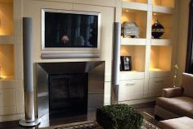モントリオールにある広いモダンスタイルのおしゃれなLDK (白い壁、濃色無垢フローリング、標準型暖炉、金属の暖炉まわり、壁掛け型テレビ) の写真